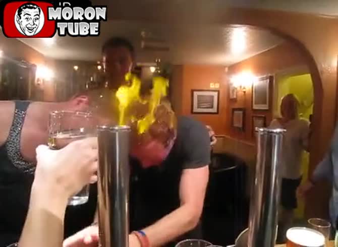 Video :Guys who are intoxicated burn their heads